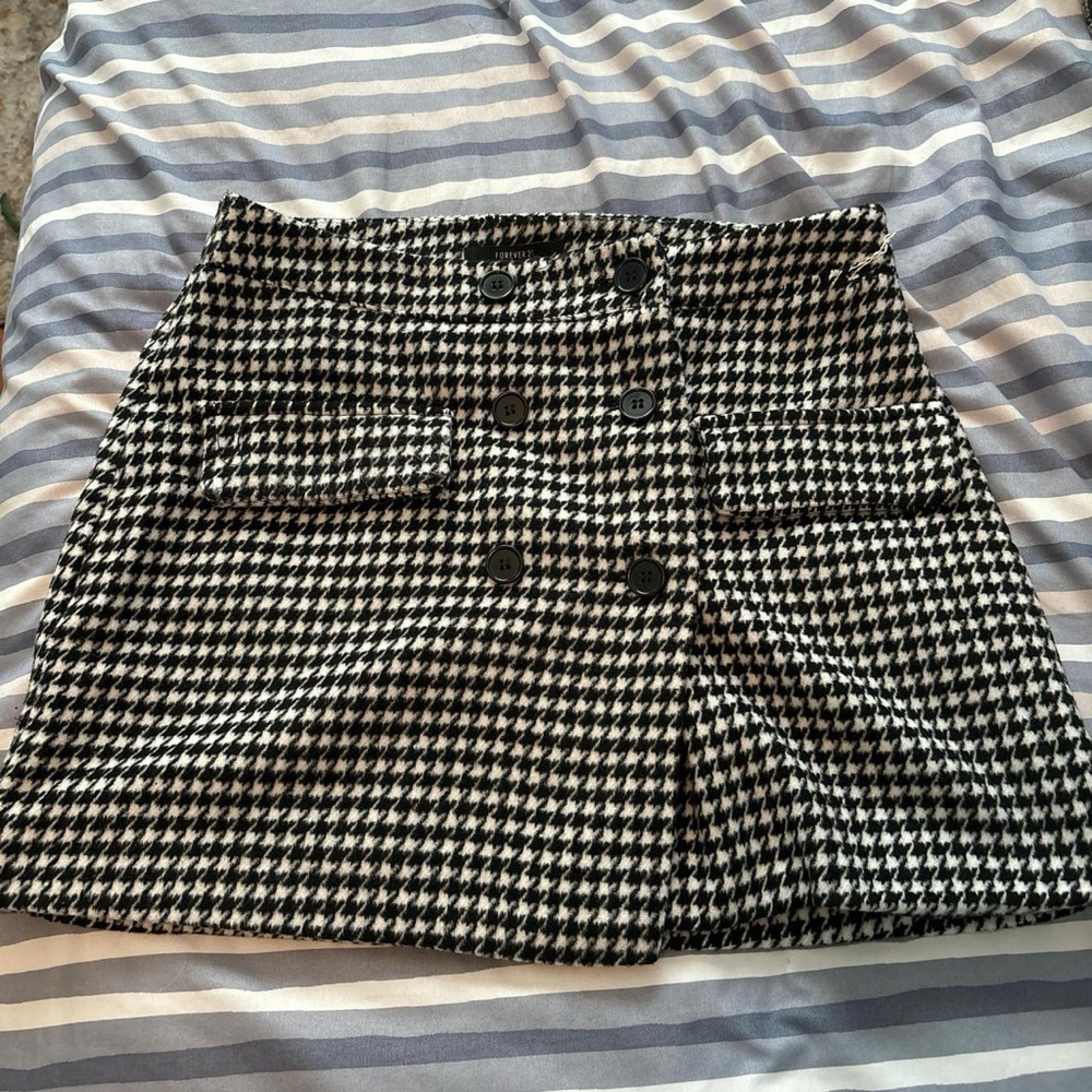 Large Forever 21 plaid button up skirt with faux pockets